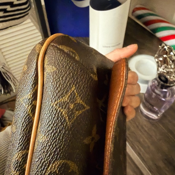 Louis Vuitton musette tango short. Monogram - Picture 16 of 16